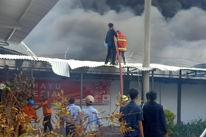 Agus menyatakan petugas pemadam kebakaran dari Demak, Kota Semarang, pemadam dari PT. HIT, dan BPBD Kabupaten Demak dikerahkan dalam upaya memadamkan api.