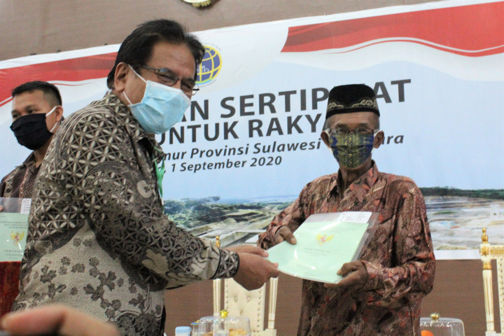 Menteri ATR/BPN dalam kunjungannya menyerahkan 3.616 sertifikat tanah gratis bagi masyarakat di Kabupaten Kolaka Timur serta meresmikan Kantor BPN Kendari yang baru. 