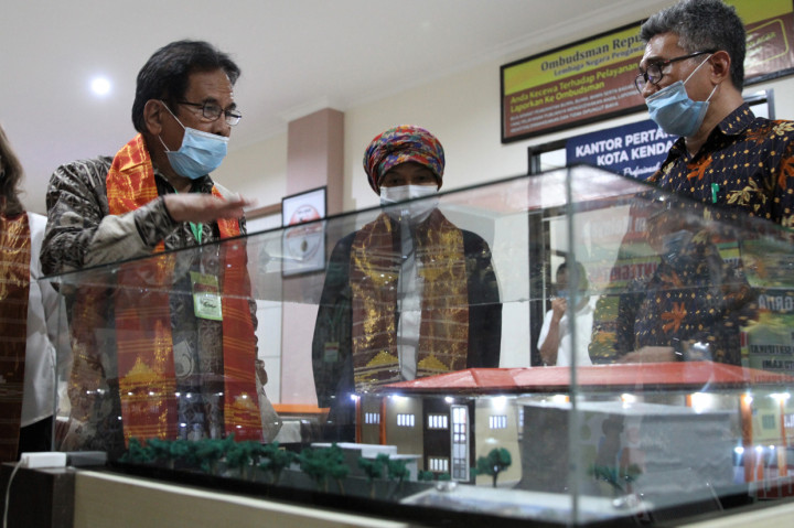 Menteri Agraria dan Tata Ruang/Badan Pertanahan Nasional (ATR/BPN) Sofyan A. Djalil (kiri), Tenaga Ahli Kementerian ATR/BPN Ari Yuriwin (tengah), dan Kepala BPN Kendari Herman Saeri berbincang di Kantor BPN Kendari, Kendari, Sulawesi Tenggara.