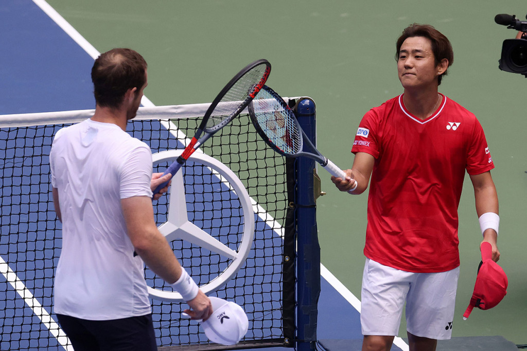 Bermain di Grand Slam tunggal pertamanya dalam 18 bulan karena cedera dan pandemi virus korona, Murray berusaha keras untuk menang dalam pertandingan melawan petenis Jepang Yoshihito Nishioka, dengan skor 4-6, 4-6, 7-6 (7/5) , 7-6 (7/4), 6-4.