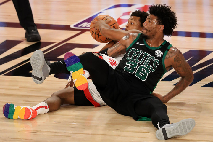 Marcus Smart menyumbang 19 poin, termasuk lima lemparan tiga angka yang membawa Boston bangkit di kuarter keempat, setelah tertinggal empat bola hingga kuarter ketiga berakhir.