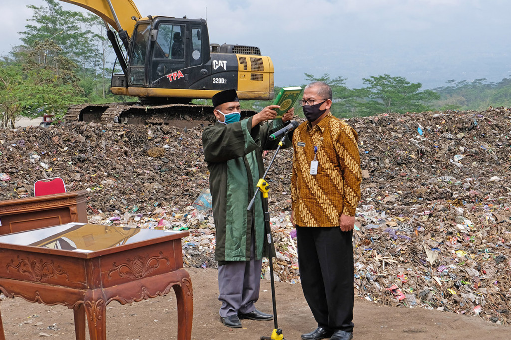 Kepala Dinas Lingkungan Hidup Kabupaten Temanggung Ertargo melakukan sumpah jabatan di Tempat Pembuangan Akhir (TPA) Sanggrahan, Kranggan, Temanggung, Rabu, 2 September 2020.