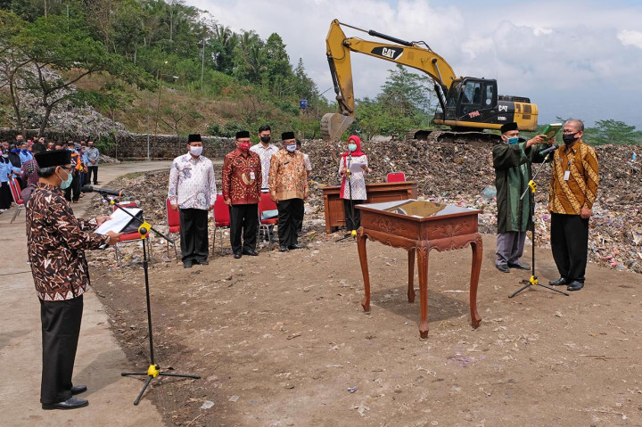 Bupati Temanggung HM AL Khadziq (kiri) melantik kepala Dinas Lingkungan Hidup Kabupaten Temanggung Ertartgo (kanan), di Tempat Pembuangan Akhir (TPA) Sanggrahan, Kranggan, Temanggung, Jawa Tengah, Rabu, 2 September 2020.