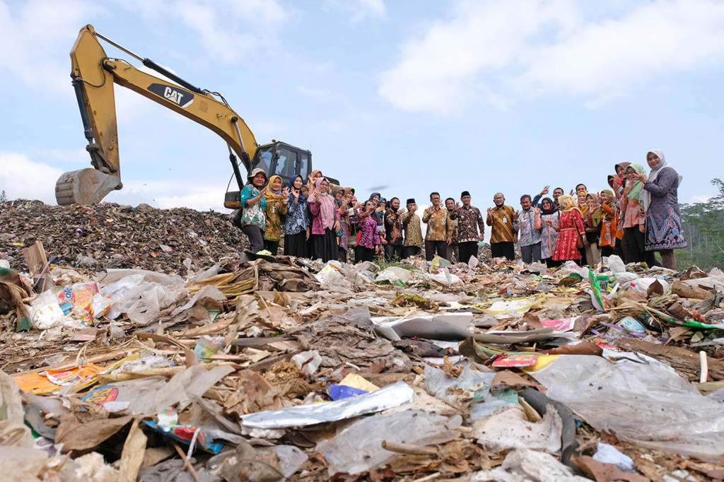 Pelantikan Kepala Dinas Lingkungan Hidup Kabupaten Temanggung sengaja dilaksanakan di tempat pembuangan sampah yang bertujuan mengajak pejabat melihat secara langsung kondisi lokasi pembuangan sampah sekaligus untuk mensosialisasikan pentingnya pengelolaan sampah.