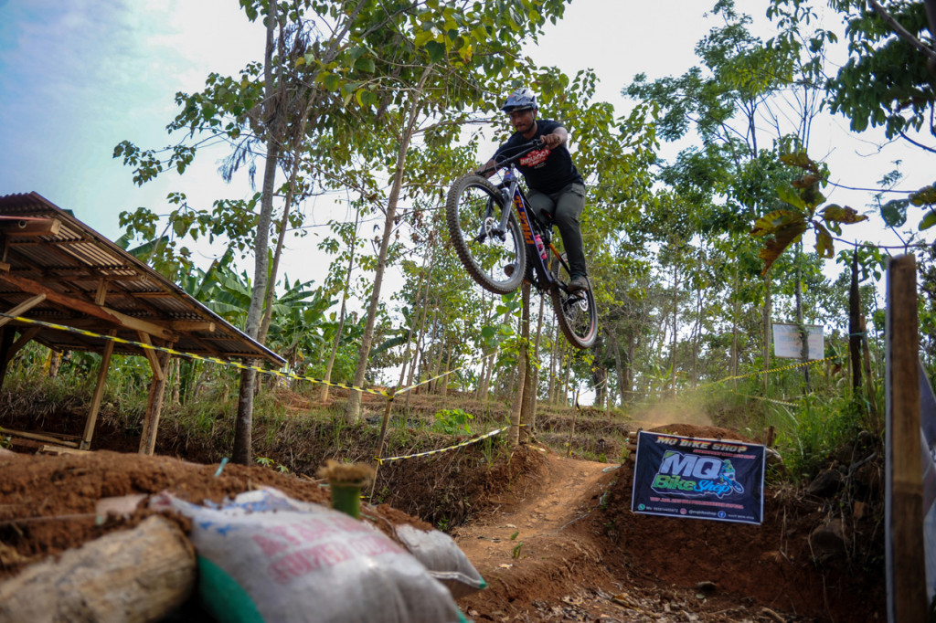 Atlet Downhill Jabar Pahraz Salman Alparisi melaksanakan latihan mandiri di Trek Sepeda Kancah Nangkub, Kabupaten Sumedang, Jawa Barat.