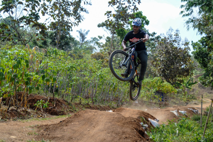 Atlet Downhill Jabar yang akan berlaga pada ajang PON XX, Pahraz Salman Alparisi melaksanakan latihan mandiri di Trek Sepeda Kancah Nangkub, Kabupaten Sumedang, Jawa Barat.
