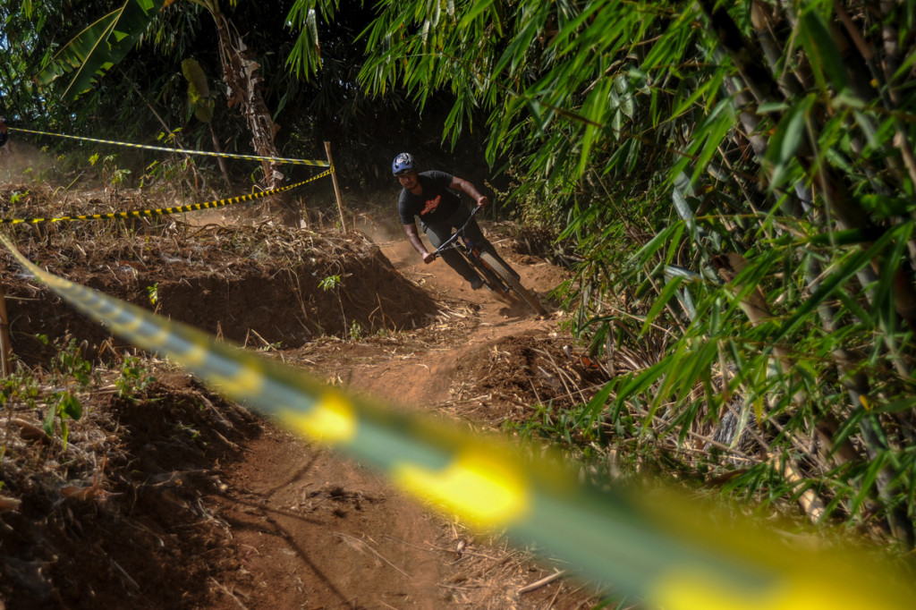 Selama pandemi Covid-19, atlet Downhill asal Sumedang tersebut tetap menggelar latihan mandiri dengan intensitas sedang guna mempersiapkan diri dalam ajang PON XX yang akan digelar di Papua pada 2021.