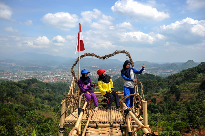 Pengurus Desa Rancamulya berinisiatif untuk mengalihfungsikan Puncak Gunung Pangadegan menjadi kawasan wisata foto 