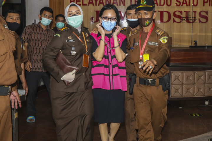 Tersangka kasus suap pengurusan pengajuan fatwa bebas Mahkamah Agung (MA) untuk membebaskan Djoko Tjandra, Pinangki Sirna Malasari berjalan usai menjalani pemeriksaan di gedung Bundar, Kejaksaan Agung, Jakarta.