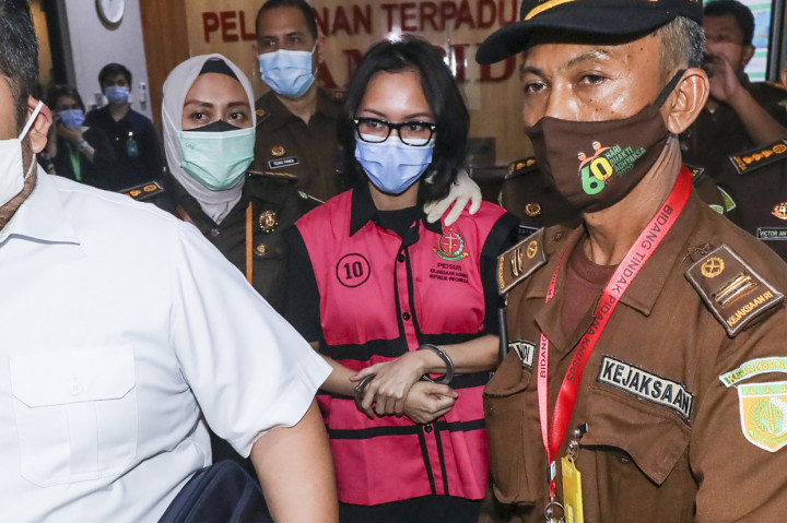 Kejaksaan Agung dan Direktorat Tindak Pidana Korupsi (Dit Tipikor) Bareskrim Polri memeriksa Jaksa Pinangki Sirna Malasari terkait pengurusan pengajuan fatwa Mahkamah Agung (MA) untuk membebaskan Djoko Tjandra dari eksekusi Kejaksaan Agung atas kasus korupsi hak tagih Bank Bali.