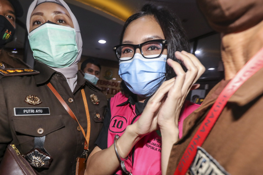 Pinangki keluar dari gedung Bundar Jaksa Agung Muda Tindak Pidana Khusus (Jampidsus) sekitar pukul 19.10 WIB. Tampak Pinangki menggunakan rompi pink Jampidsus dengan tangan diborgol.