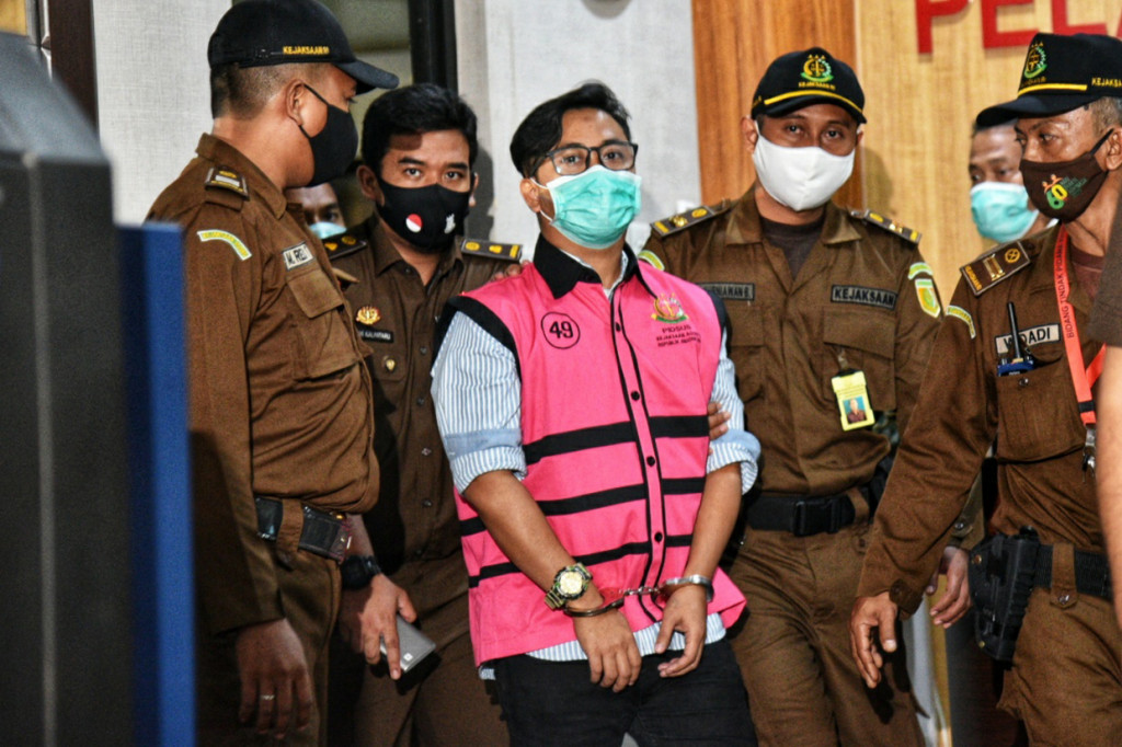 Tersangka kasus suap Jaksa Andi Irfan Jaya, dikawal ketat usai menjalani pemeriksaan oleh penyidik Bareskrim Mabes Polri, di Gedung Bunder Kejaksaan Agung, Jakarta.