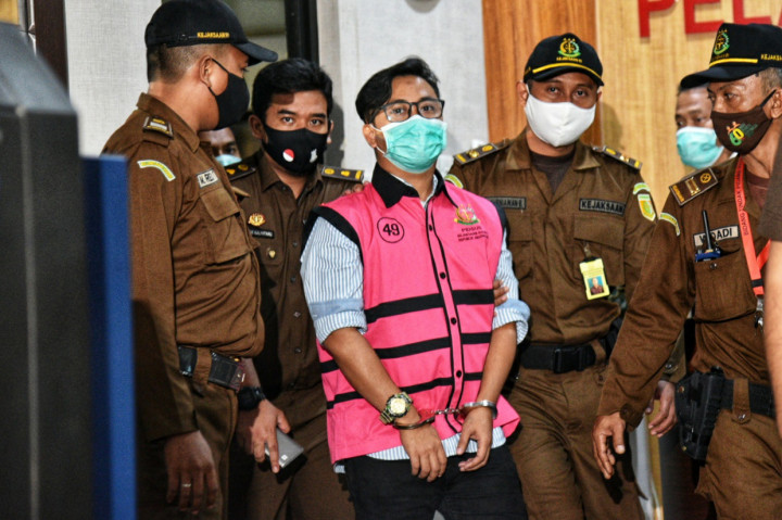 Tersangka kasus suap Jaksa Andi Irfan Jaya, dikawal ketat usai menjalani pemeriksaan oleh penyidik Bareskrim Mabes Polri, di Gedung Bunder Kejaksaan Agung, Jakarta.