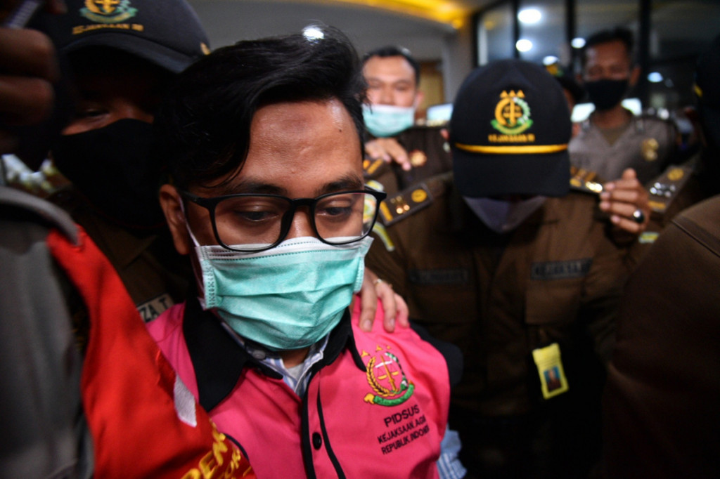 Andi diduga berkerjasama dengan Pinangki terkait pengurusan pengajuan fatwa Mahkamah Agung (MA) untuk membebaskan Djoko Tjandra dari eksekusi Kejaksaan Agung atas kasus korupsi hak tagih Bank Bali.
