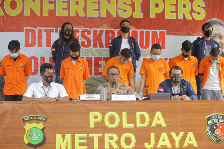 Polda Metro Jaya berhasil mengamankan 9 orang tersangka sebagai penyelenggara dan 47 orang saksi sebagai peserta saat melakukan pesta seks sesama jenis di salah satu apartemen di kawasan Jakarta Selatan.
