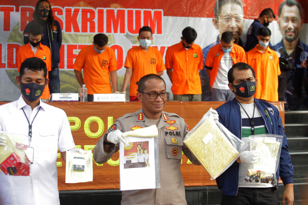 Kabid Humas Polda Metro Jaya Kombes Pol Yusri Yunus (tengahi) bersama Kapokdik opsnal unit 1 subdit 4 Jatanras krimum Polda Mertojaya AKP Efendi (kanan) dan Katim Sidik Unit 1 subdit 4 jatanras Krimum Polda Metrojaya Iptu Budiman (kiri) menunjukkan barang bukti kepada wartawan saat konferensi pers kasus pesta seks hubungan sesama jenis di Polda Metro Jaya, Jakarta.