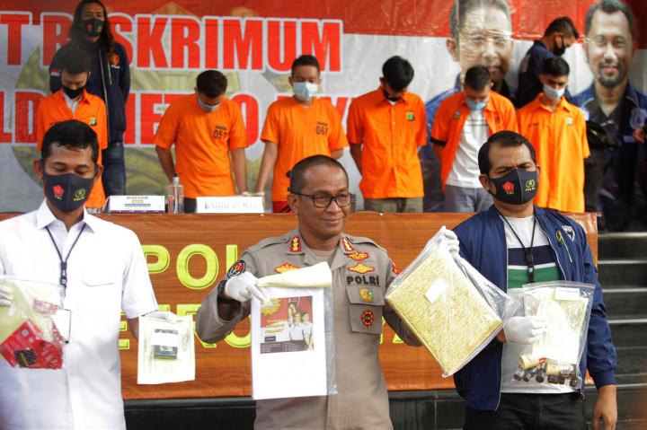Kabid Humas Polda Metro Jaya Kombes Pol Yusri Yunus (tengahi) bersama Kapokdik opsnal unit 1 subdit 4 Jatanras krimum Polda Mertojaya AKP Efendi (kanan) dan Katim Sidik Unit 1 subdit 4 jatanras Krimum Polda Metrojaya Iptu Budiman (kiri) menunjukkan barang bukti kepada wartawan saat konferensi pers kasus pesta seks hubungan sesama jenis di Polda Metro Jaya, Jakarta.