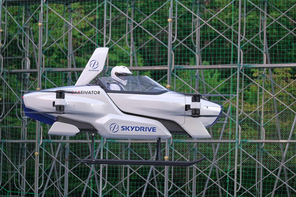 Perusahaan mobilitas udara, SkyDrive Inc, berhasil menggelar uji mobil terbang pertama di Jepang dengan menggunakan model SD-03. Uji coba penerbangan berlangsung di Toyota Test Field yang luasnya 10.000 meter persegi, dengan memuat satu penumpang. Mobil itu berhasil terbang mengitari arena selama empat menit.