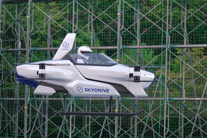 Perusahaan mobilitas udara, SkyDrive Inc, berhasil menggelar uji mobil terbang pertama di Jepang dengan menggunakan model SD-03. Uji coba penerbangan berlangsung di Toyota Test Field yang luasnya 10.000 meter persegi, dengan memuat satu penumpang. Mobil itu berhasil terbang mengitari arena selama empat menit.