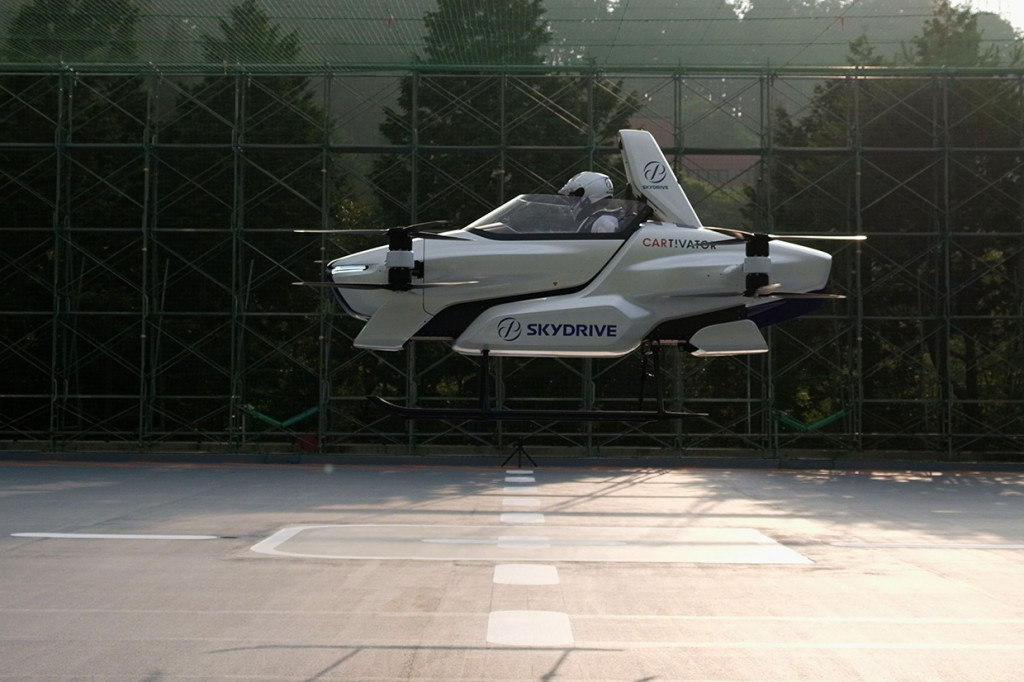 Mobil terbang itu seperti pesawat kecil bertipe Vertical Take-Off and Landing (eVTOL), yang digadang-gadang akan menjadi moda transportasi masa depan. SkyDrive SD-03 memiliki tinggi dua meter, lebar empat meter dan panjang empat meter, atau seukuran dua mobil 'city car' ketika diparkir berhimpitan.