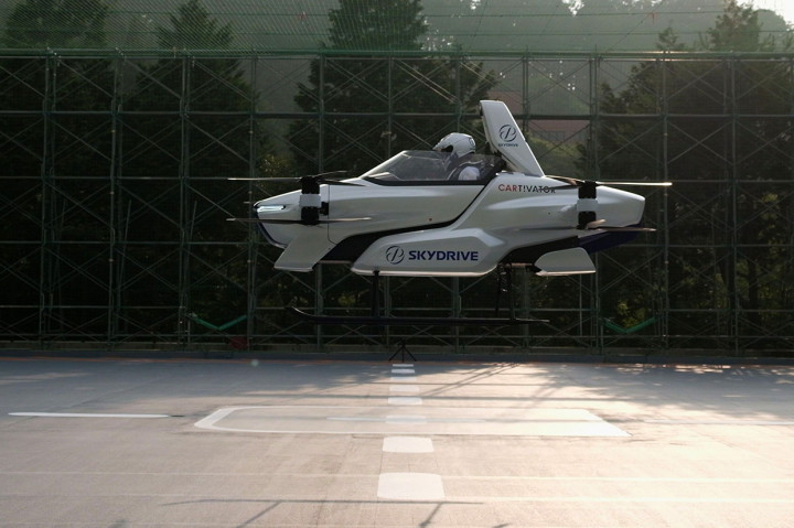 Mobil terbang itu seperti pesawat kecil bertipe Vertical Take-Off and Landing (eVTOL), yang digadang-gadang akan menjadi moda transportasi masa depan. SkyDrive SD-03 memiliki tinggi dua meter, lebar empat meter dan panjang empat meter, atau seukuran dua mobil 'city car' ketika diparkir berhimpitan.