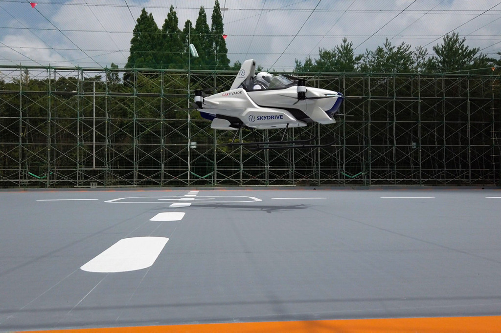 Mobil itu menggunakan motor listrik dan delapan rotor yang diletakkan di empat titik berbeda. Masing-masing rotor berputar ke arah berlawanan untuk memberikan daya dorong. Layaknya pesawat, SkyDrive SD-03 memiliki dua pasang baling-baling yang bergerak ke atas ketika mobil itu lepas landas.