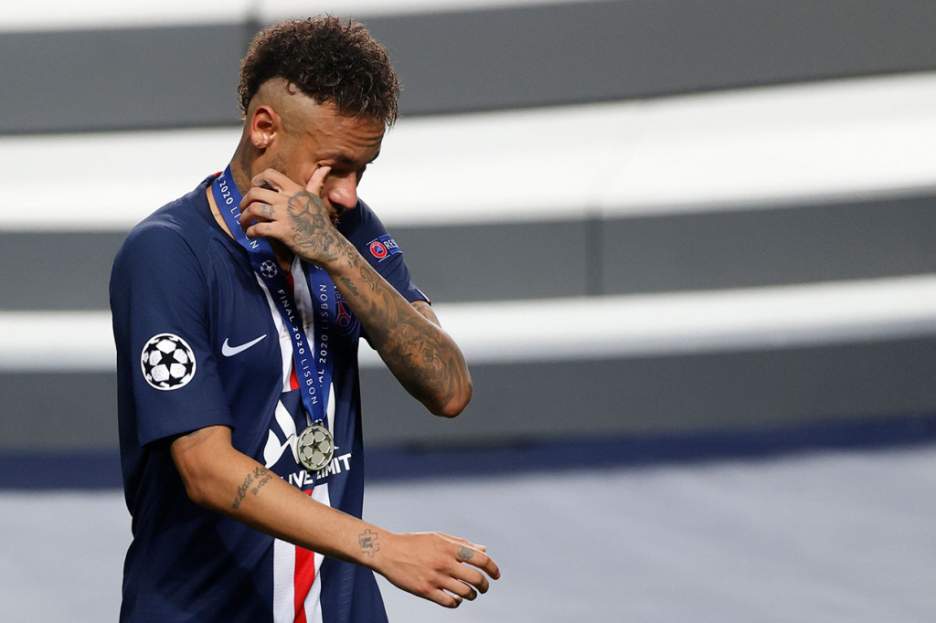 Laporan media Brasil mengatakan putra sang striker yang berusia sembilan tahun dan ayah berusia 55 tahun, yang ikut dalam perjalanan ke Ibiza, juga dinyatakan positif covid-19.