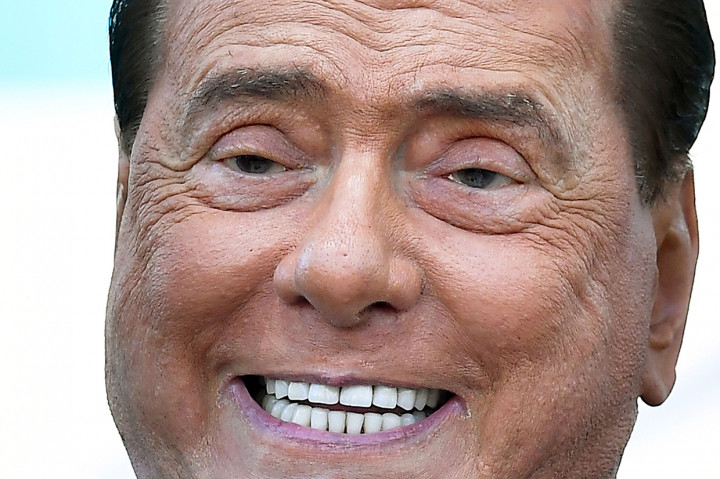 Mantan Perdana Menteri Italia Silvio Berlusconi mengumumkan bahwa ia telah positif mengidap virus korona baru (covid-19). Dia saat ini tengah menjalani karantina mandiri di rumahnya.