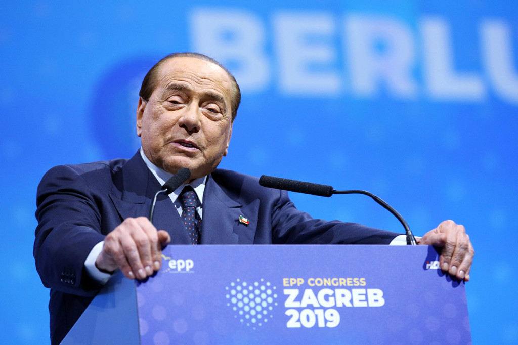 Berlusconi pertama kali diuji pada 25 Agustus setelah kembali dari liburan di Sardinia di mana dia memiliki properti mewah, dan hasilnya negatif. Tetapi dia dites lagi setelah beberapa orang yang dia temui di pulau Italia ditemukan positif.
