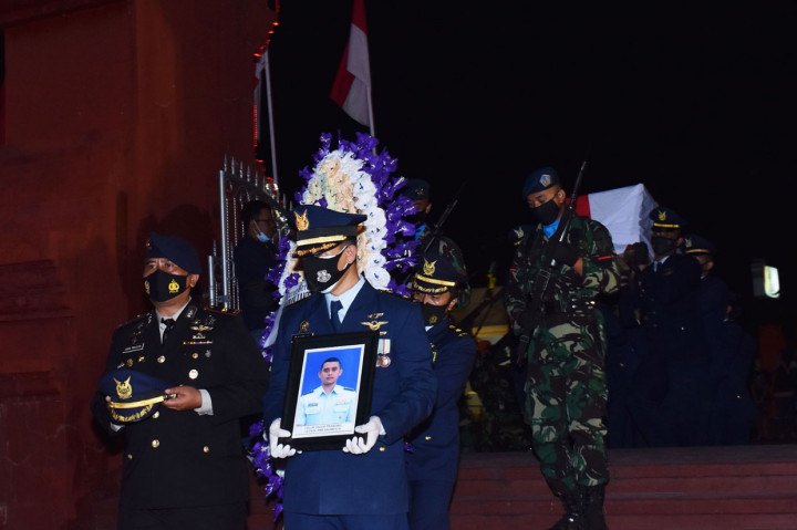 Prajurit TNI AU mengusung peti berisi jenazah Letkol Pnb Anumerta Luluk Teguh Prabowo saat prosesi pemakaman di Taman Makam Pahlawan Madiun, Jawa Timur, Rabu, 2 September 2020 malam.