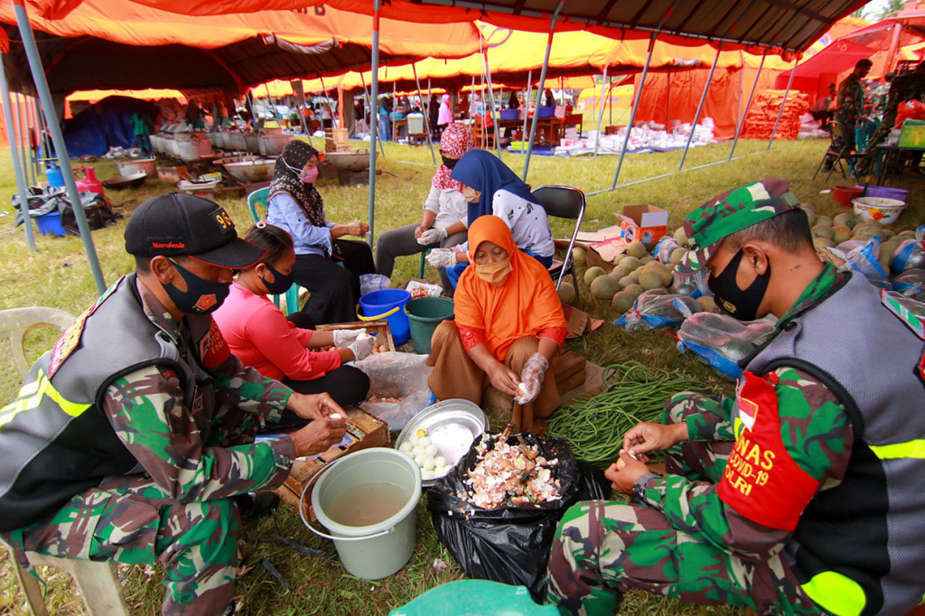 Petugas memasak di dapur umum untuk mensuplai kebutuhan logistik para santri Pondok Pesantren Darussalam di Blokagung, Banyuwangi, Jawa Timur, Rabu, 2 September 2020. 