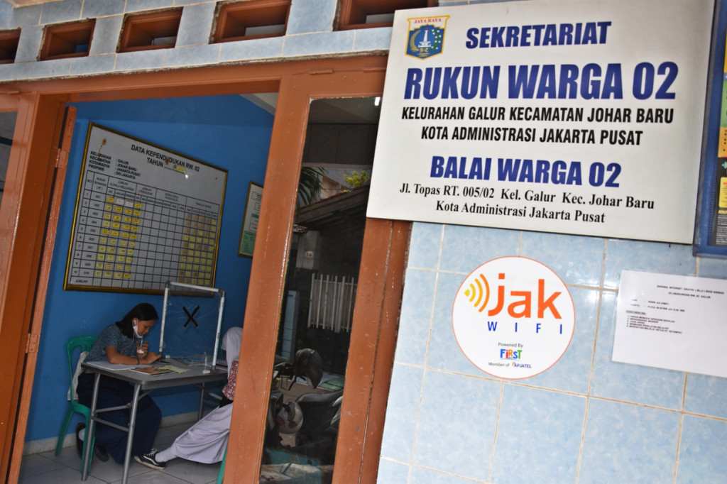 Dua siswa belajar secara daring dengan akses internet gratis dari Pemprov DKI Jakarta di Kantor RW 02 Kampung Internet, Galur, Jakarta.
