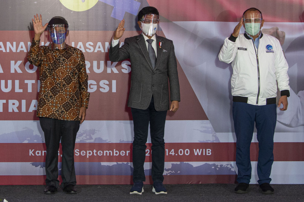 Menteri Komunikasi dan Informatika (Menkominfo) Johnny G Plate (tengah) didampingi Inspektur Jenderal Kemenkominfo Doddy Setiadji (kanan) dan Direktur Utama PT Pasifik Satelit Nusantara (PSN) dan PT Satelit Nusantara Tiga (SNT) Adi Rahman Adiwoso berpose usai menandatangani naskah kerja sama dimulainya konstruksi Satelit Multifungsi Republik Indonesia (Satria) antara PT SNT dengan perusahaan asal Perancis, Thales Alenia Space (TAS) di Jakarta.
