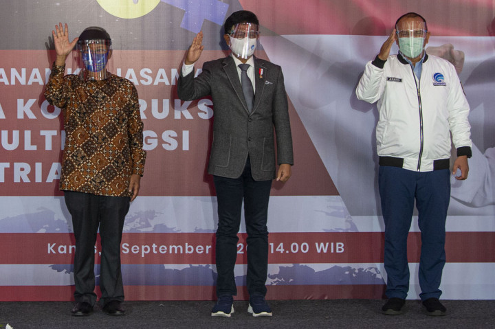 Menteri Komunikasi dan Informatika (Menkominfo) Johnny G Plate (tengah) didampingi Inspektur Jenderal Kemenkominfo Doddy Setiadji (kanan) dan Direktur Utama PT Pasifik Satelit Nusantara (PSN) dan PT Satelit Nusantara Tiga (SNT) Adi Rahman Adiwoso berpose usai menandatangani naskah kerja sama dimulainya konstruksi Satelit Multifungsi Republik Indonesia (Satria) antara PT SNT dengan perusahaan asal Perancis, Thales Alenia Space (TAS) di Jakarta.
