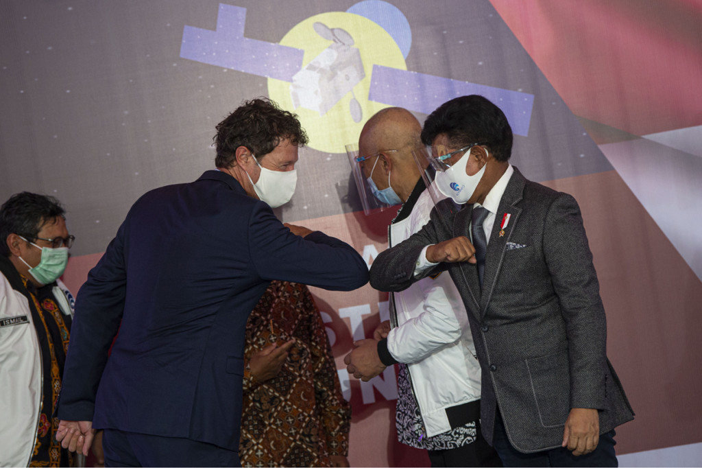 Menteri Komunikasi dan Informatika (Menkominfo) Johnny G Plate (kanan) melakukan salam siku dengan CEO PT Thales Indonesia Erik-Jan Raatgerink (kedua kiri) mengikuti acara penandatanganan naskah kerja sama dimulainya konstruksi Satelit Multifungsi Republik Indonesia (Satria) antara PT Satelit Nusantara Tiga (SNT) dengan perusahaan asal Perancis, Thales Alenia Space (TAS) di Jakarta.
