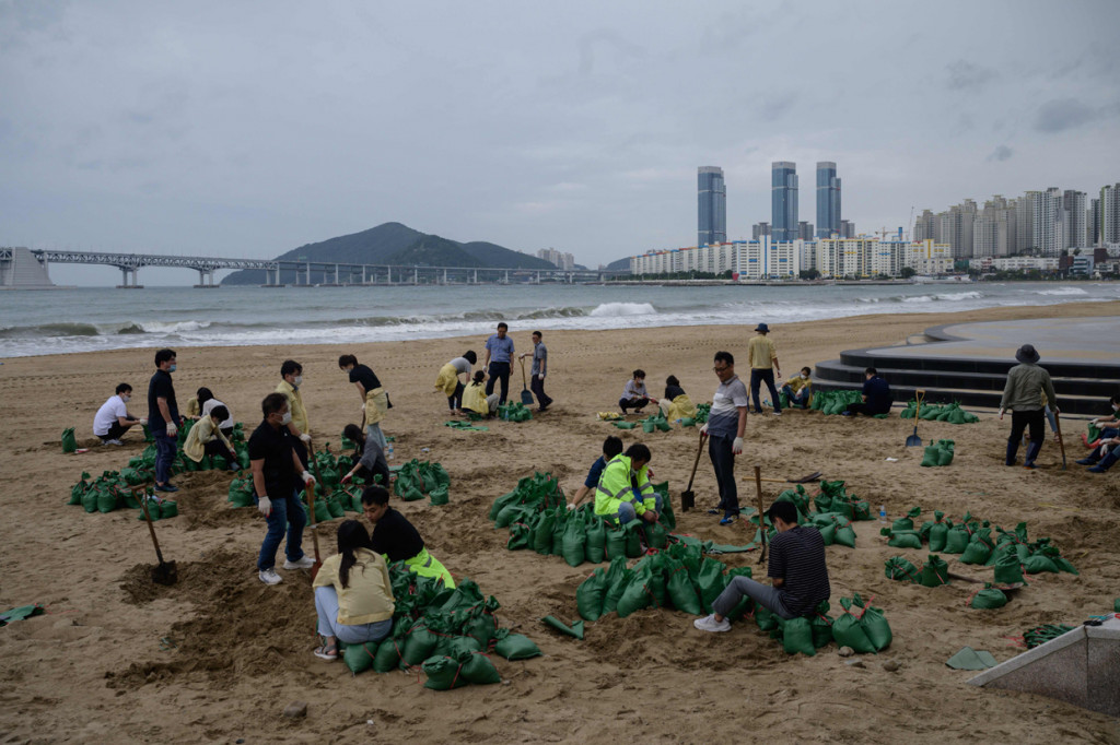 Satu orang dilaporkan tewas dan ribuan orang harus bertahan tanpa aliran listrik akibat bencana ini. AFP Photo/Ed Jones