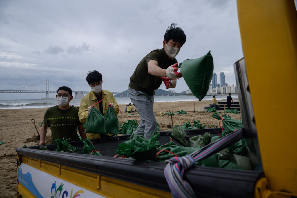 Menurut Kantor Berita Yonhap, korban yang tewas dilaporkan terkait dengan kaca jendela yang pecah akibat angin kencang dari badai dengan kecepatan 170 kilometer per jam di Busan, kota terbesar kedua di Korea Selatan. AFP Photo/Ed Jones 