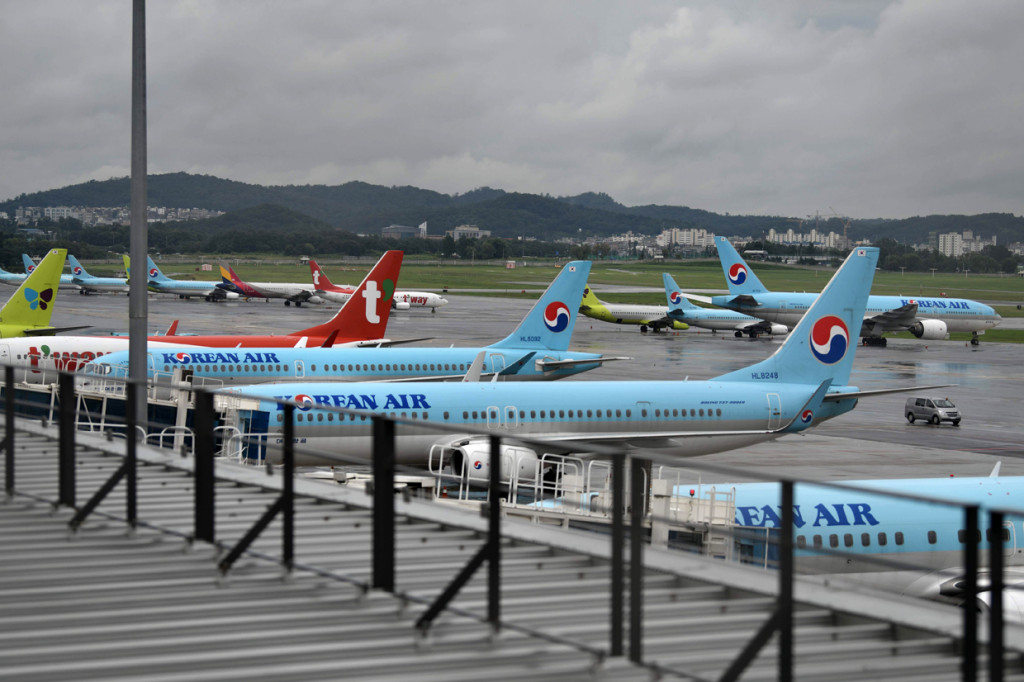 Pohon-pohon yang roboh dan puing-puing lainnya menyebabkan kerusakan pada sistem penerangan. AFP Photo/Jung Yeon-je 