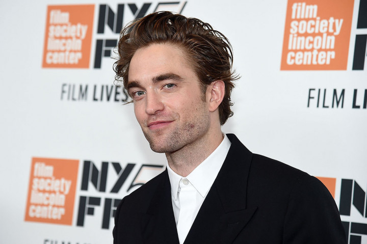 Pattinson, yang menjadi terkenal dalam drama roman remaja 'Twilight', adalah yang terbaru di antara sejumlah aktor terkenal yang telah tertular covid-19. Pada Rabu, 2 September 2020 Dwayne 'The Rock' Johnson mengungkapkan bahwa seluruh keluarganya telah dites positif terkena virus korona.