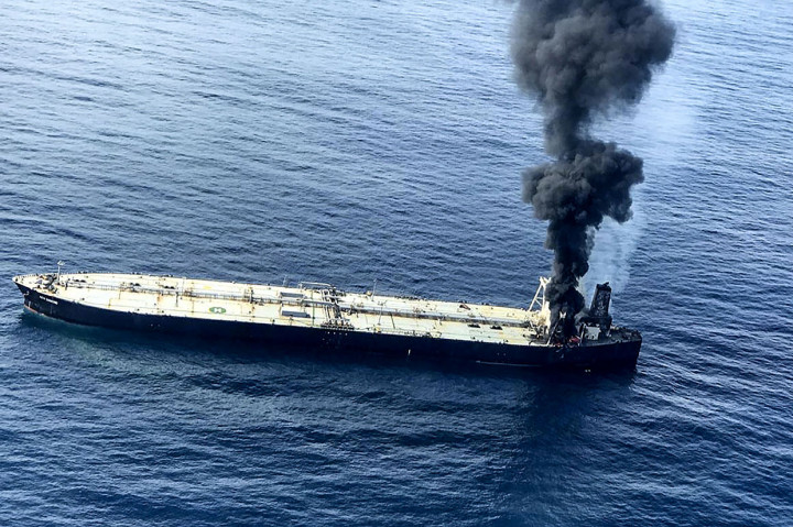 Sebuah kapal tanker yang membawa minyak mentah, MT New Diamond, terbakar sekitar 60 kilometer lepas pantai timur Sri Lanka, Kamis, 3 September 2020. 