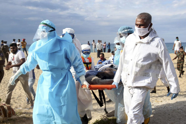 Kapal - yang memiliki awak 18 orang Filipina dan lima warga negara Yunani - mengeluarkan panggilan darurat Kamis setelah ledakan ruang mesin, kata juru bicara angkatan laut Kapten Indika de Silva. 