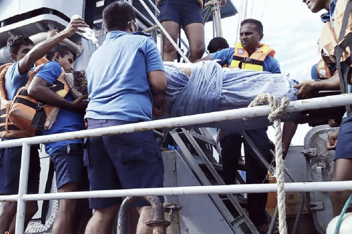 Perwira ketiga kapal yang juga seorang Filipina, menderita luka bakar yang parah dan dibawa ke Rumah Sakit Kalmunai, 360 kilometer (225 mil) timur ibu kota Kolombo.