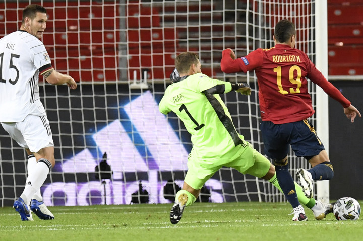 Babak pertama diwarnai blunder Emre Can yang hampir membuat Spanyol unggul. Bola back pass Emre Can mengarah ke Rodrigo Moreno. Tetapi Moreno terlalu lama mengambil keputusan saat akan menendang bola dan kiper Kevin Trapp bisa melakukan halauan untuk meredam situasi berbahaya itu.