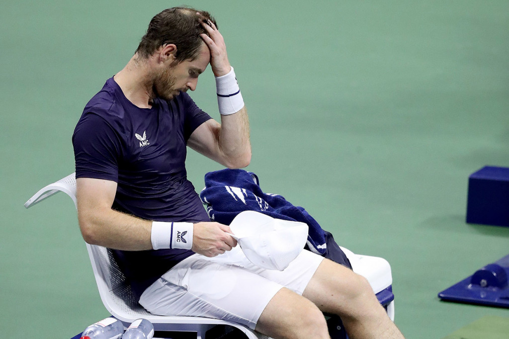 Petenis Skotlandia Andy Murray duduk termenung usai terhenti di babak kedua US Open, Jumat, 4 September 2020 WIB.