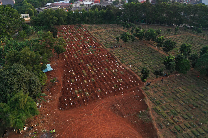 Pengelola Tempat Pemakaman Umum (TPU) Pondok Ranggon, Jakarta Timur, mengemukakan kuota liang lahat untuk memakamkan jenazah pasien terpapar virus korona (covid-19) tersisa 1.100 lubang hingga Jumat, 4 September 2020 siang.