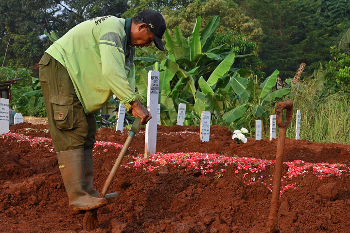 Sebanyak 1.100 liang lahat yang tersisa terhampar di atas lahan seluas 7.000 meter persegi di sisi selatan TPU. Sejak lahan TPU Pondok Ranggon difungsikan untuk menampung jasad pasien covid-19 pada Maret 2020 hingga saat ini sebanyak delapan blad baru telah dibuka untuk liang lahat.