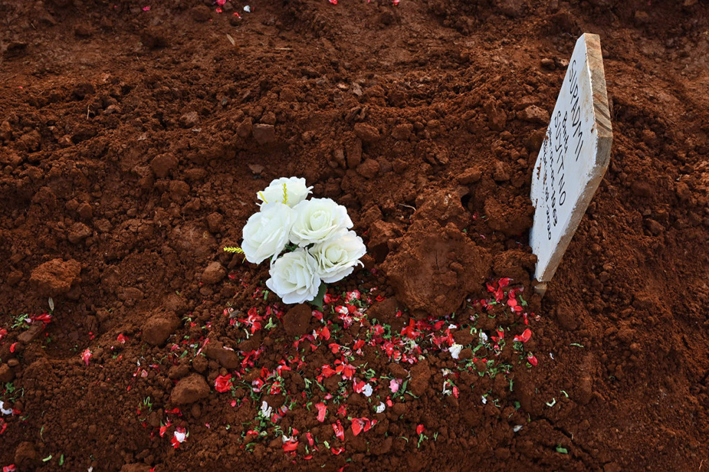 Sejak Maret hingga akhir Agustus 2020, kata Nadi, petugas telah memakamkan sebanyak 2.623 jenazah. 