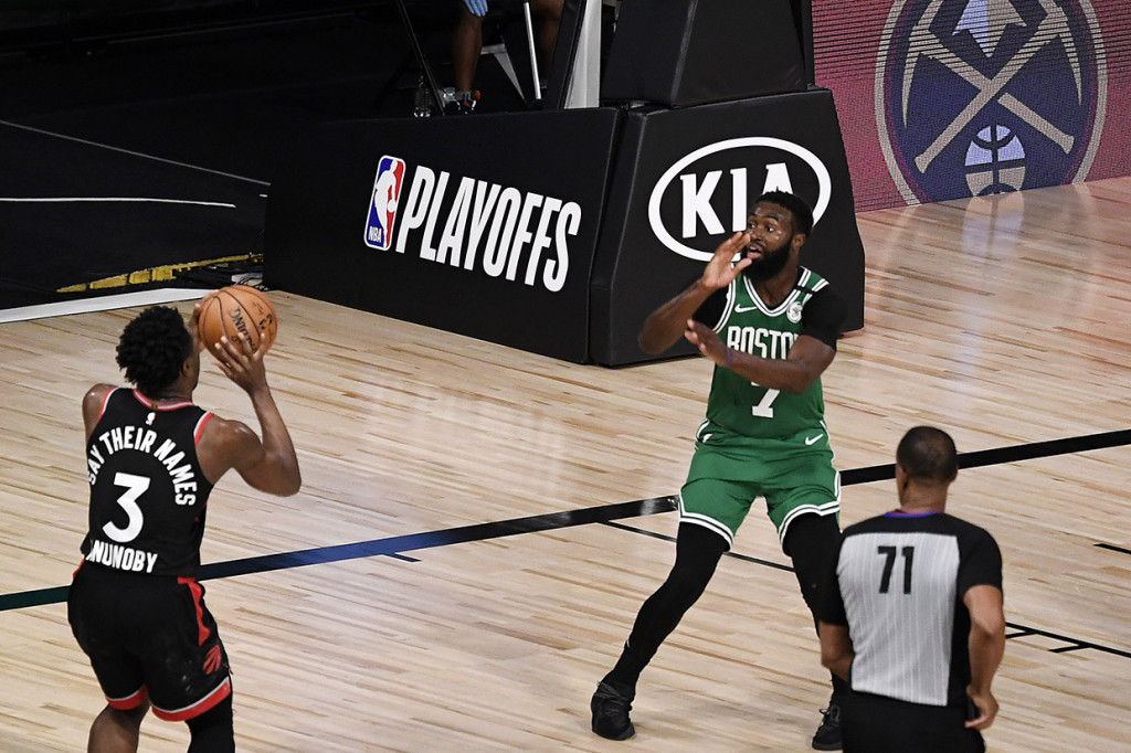Tembakan tiga angka OG Anunoby bertepatan dengan bel tanda pertandingan usai (buzzer-beater) memastikan kemenangan Toronto Raptors atas Boston Celtics 104-103 dalam gim ketiga semifinal Wilayah Timur playoff NBA di ESPN Wide World of Sports Complex, Jumat, 4 September 2020 WIB.