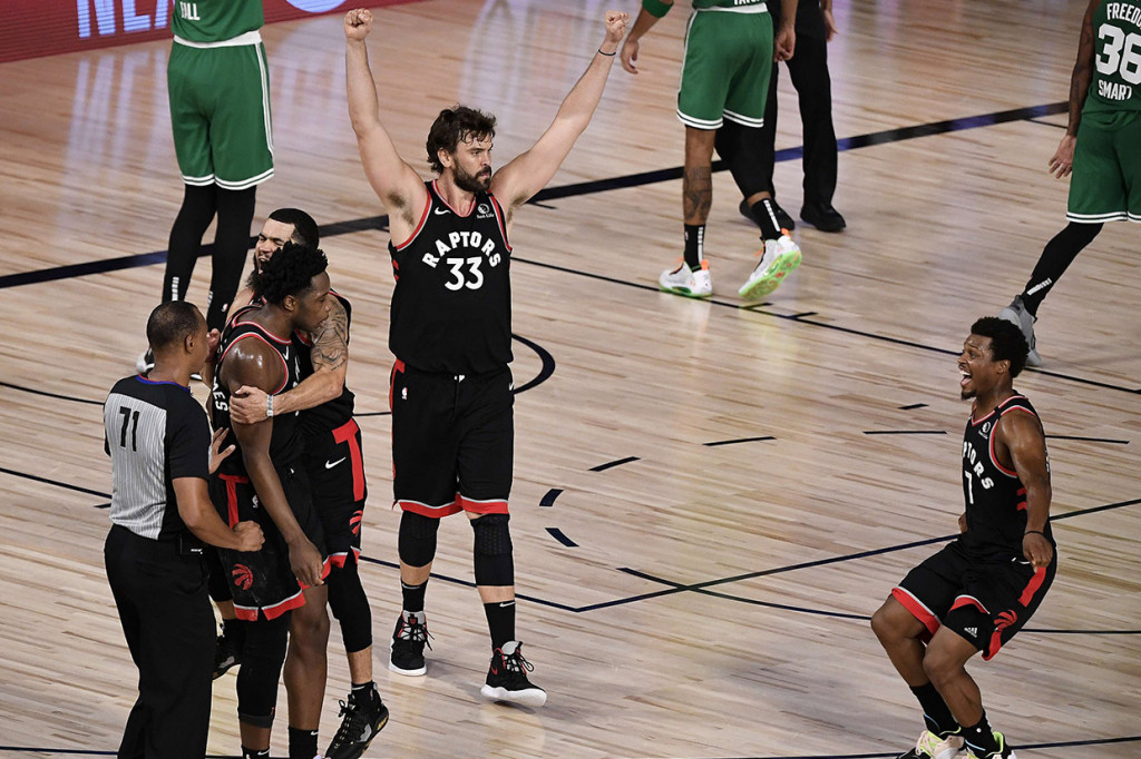 Boston tampak akan kembali menang dan memimpin seri 3-0 setelah Daniel Theis melakukan dunk yang memberikan keunggulan Boston 103-101 dengan waktu hanya setengah detik tersisa.