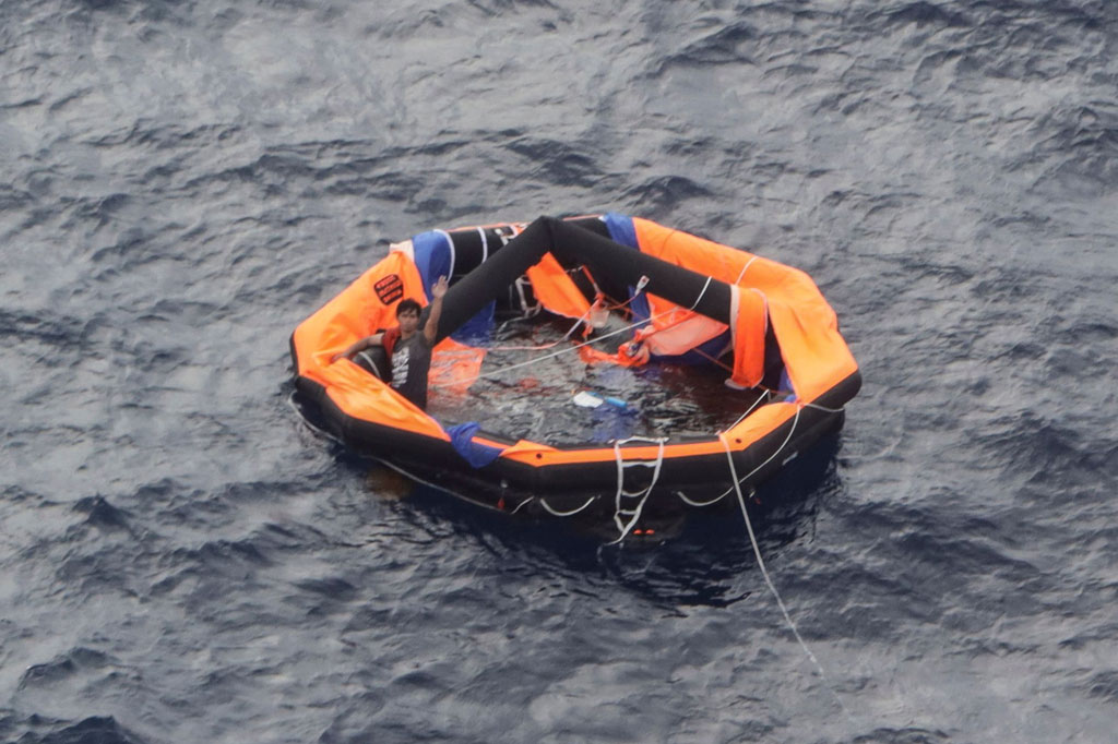 Seorang korban selamat pertama ditemukan pada Rabu malam. Penjaga pantai kemudian menemukan korban kedua pada Jumat sore. Korban merupakan warga Filipina berusia 30 tahun yang terlihat di rakit pelampung beberapa kilometer dari Kodakarajima, sebuah pulau terpencil di barat daya Jepang.